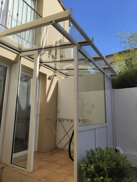 Véranda blanche aluminium toiture vitrée Schüco Saint-Paul-les-Fonts vue extérieure