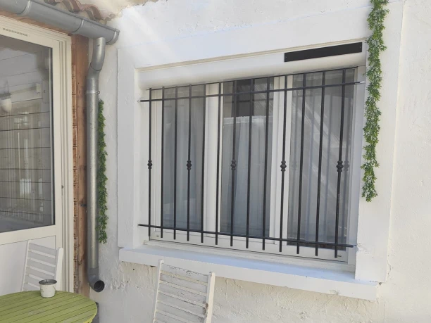 Volet roulant blanc aluminium solaire Profalux Saint-Paul-les-Fonts vue extérieure