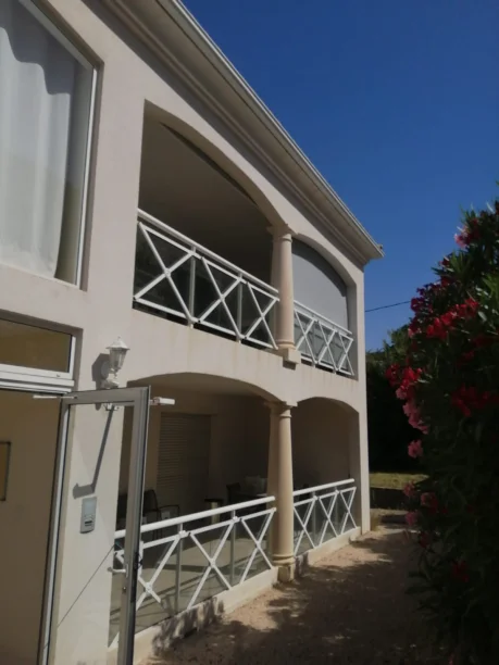 Store extérieur vertical avec guidage par câbles Sun&Lux Bagnols-sur-Cèze vue extérieure fermé