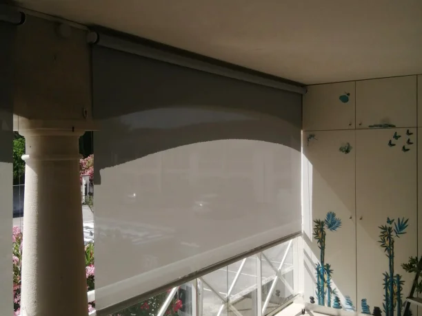 Store extérieur vertical avec guidage par câbles Sun&Lux Bagnols-sur-Cèze vue intérieure fermé