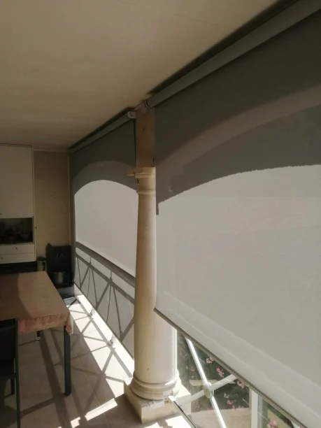 Stores extérieurs verticaux avec guidage par câbles Sun&Lux Bagnols-sur-Cèze vue intérieure fermés