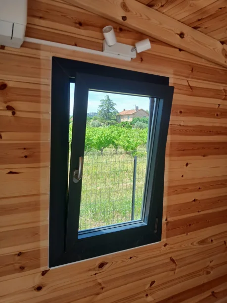 Fenêtre oscillo-battante RAL 7016 aluminium Schüco maison en bois Bagnols-sur-Cèze vue extérieure