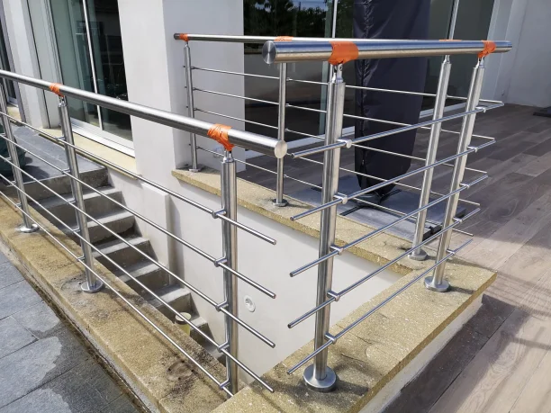 Garde-corps à barreaudage aluminium La Toulousaine Saint-Laurent-des-Arbres vue extérieure escalier