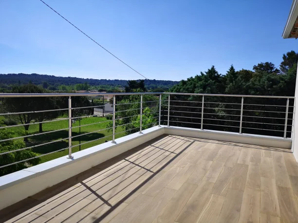 Garde-corps à barreaudage aluminium La Toulousaine Saint-Laurent-des-Arbres vue intérieure droite