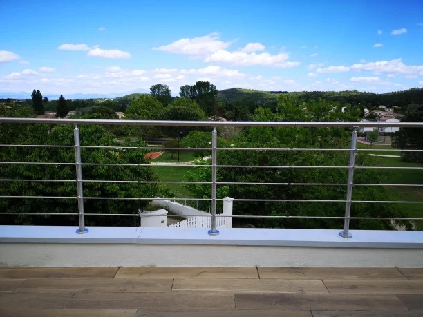 Garde-corps à barreaudage aluminium La Toulousaine Saint-Laurent-des-Arbres vue intérieure face
