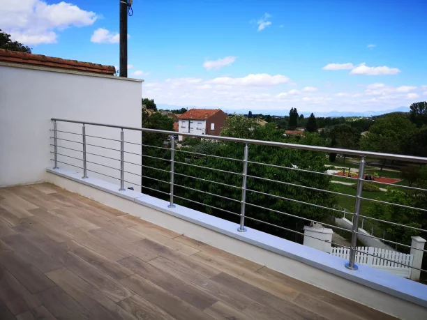 Garde-corps à barreaudage aluminium La Toulousaine Saint-Laurent-des-Arbres vue intérieure gauche