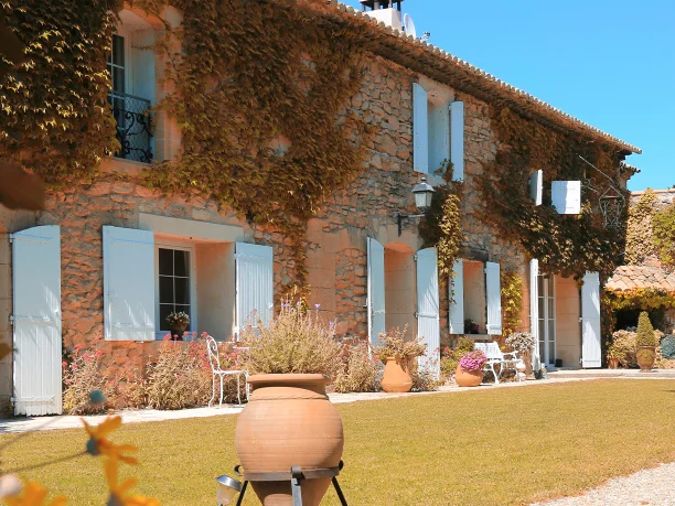 Volets battants : les remplacer en gardant le caractère de votre maison