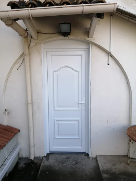 Porte d'entrée blanche PVC Réhau fabrication TRIOLA Menuiseries Laudun-l'Ardoise vue extérieure