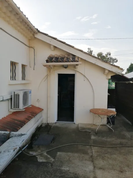 Porte d'entrée blanche PVC Réhau fabrication TRIOLA Menuiseries Laudun-l'Ardoise vue extérieure façade