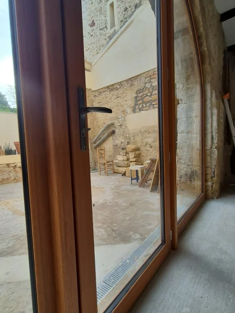 Châssis cintré 2 fixes latéraux vitrés porte centrale imposte chêne bois Castes Pouzilhac vue intérieure latérale gauche