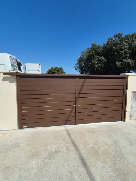 Portail coulissant lames persiennées RAL 8014 aluminium La Toulousaine Laudun-l'Ardoise vue intérieure après
