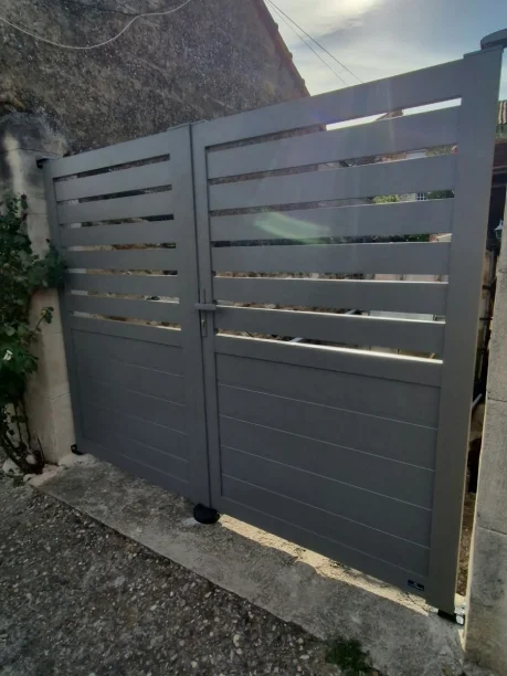 Portail battant 2 vantaux RAL 9002 aluminium La Toulousaine Saint-Geniès-de-Comolas vue extérieure
