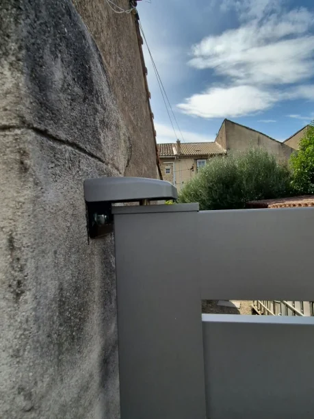 Portail battant 2 vantaux RAL 9002 aluminium La Toulousaine Saint-Geniès-de-Comolas vue extérieure détail gond