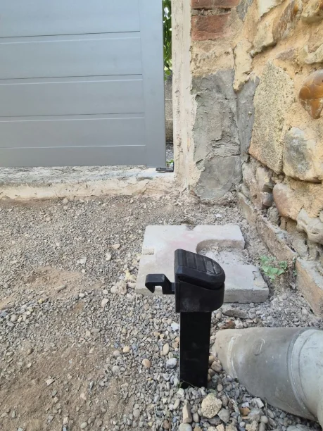 Portail battant 2 vantaux RAL 9002 aluminium La Toulousaine Saint-Geniès-de-Comolas vue extérieure détail arrêt au sol