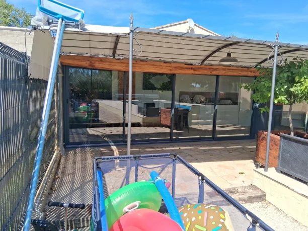 Baie vitrée coulissante 4 vantaux gris anthracite aluminium Schüco fermeture pool house Laudun-l'Ardoise vue extérieure