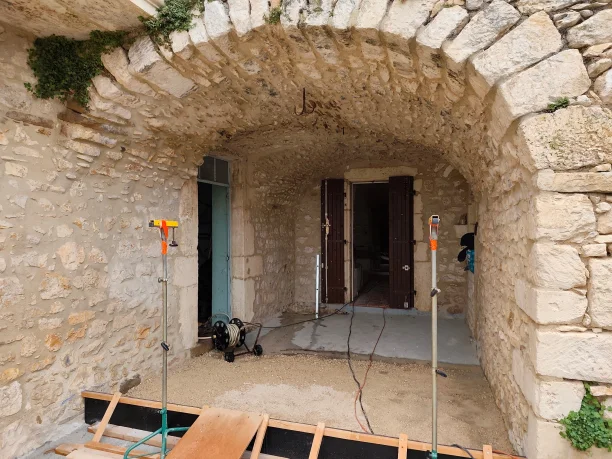 Châssis cintré porte centrale 2 fixes latéraux blanc aluminium Schüco Euzet-les-Bains vue extérieure avant