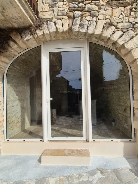 Châssis cintré porte centrale 2 fixes latéraux blanc aluminium Schüco Euzet-les-Bains vue extérieure