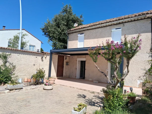 Pergola bioclimatique aluminium Art Home Alu 4 volets roulants solaires Profalux Bagnols-sur-Cèze vue extérieure