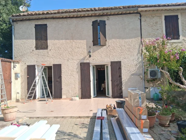 Pergola bioclimatique aluminium Art Home Alu 4 volets roulants solaires Profalux Bagnols-sur-Cèze vue extérieure avant