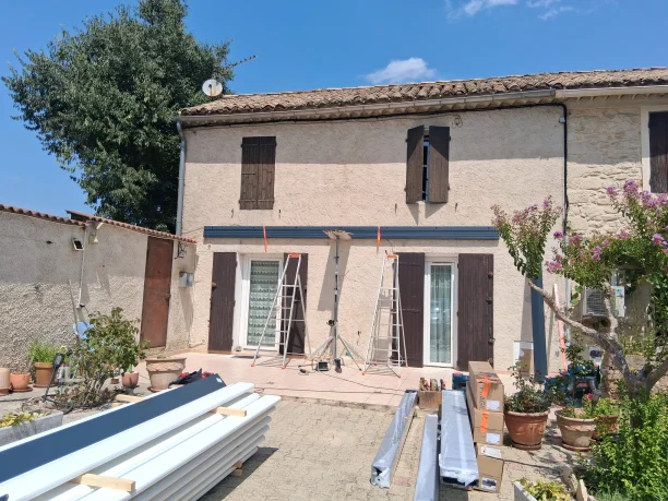 Pergola bioclimatique aluminium Art Home Alu 4 volets roulants solaires Profalux Bagnols-sur-Cèze vue extérieure pose debut