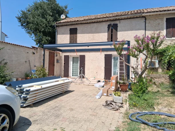 Pergola bioclimatique aluminium Art Home Alu 4 volets roulants solaires Profalux Bagnols-sur-Cèze vue extérieure pose structure