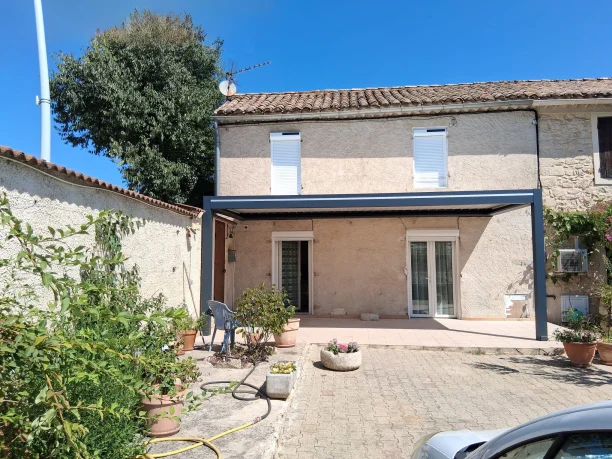 Pergola bioclimatique aluminium Art Home Alu 4 volets roulants solaires Profalux Bagnols-sur-Cèze vue extérieure après