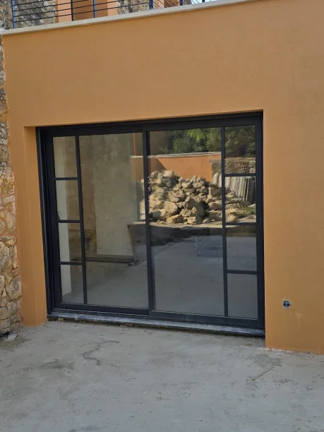 Baie vitrée coulissante gris anthracite aluminium et PVC Blauzac vue extérieure