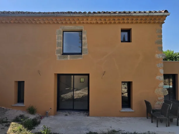 Fenêtre et baie vitrée coulissante gris anthracite aluminium et PVC Blauzac vue extérieure façade