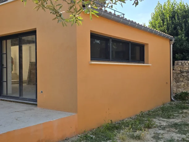 Fenêtres et baie vitrée coulissante gris anthracite aluminium Schüco et PVC Réhau avec moustiquaires Samer Blauzac vue extérieure latérale