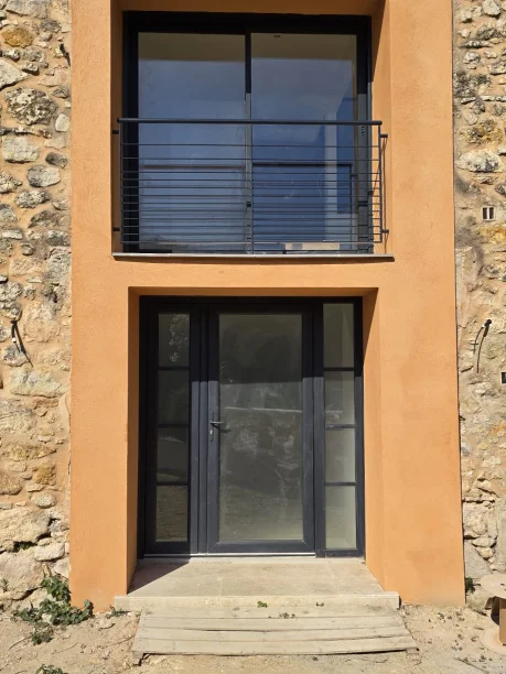 Porte d'entrée avec 2 fixes Blauzac et baie vitrée coulissante gris anthracite aluminium vue extérieure