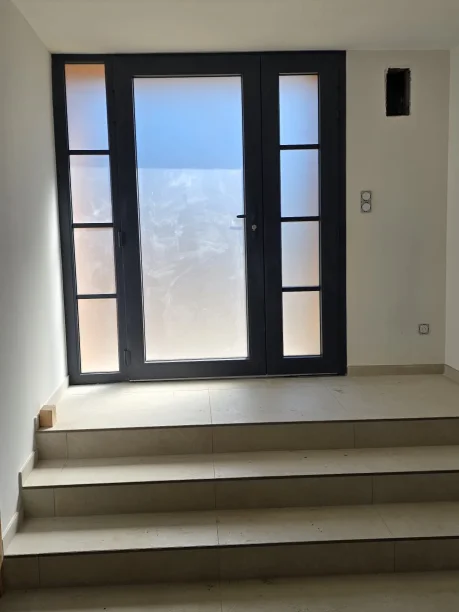 Porte d'entrée gris anthracite aluminium avec 2 fixes Blauzac vue intérieure