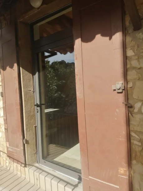 Porte d'entrée grise aluminium Schüco fabrication TRIOLA Menuiseries avec imposte Connaux vue extérieure