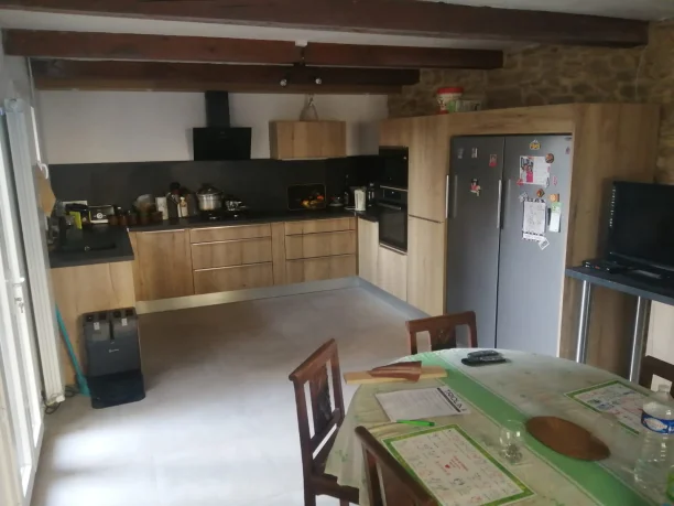 Cuisine sur mesure bois clair et noir fabrication TRIOLA Menuiseries Vénéjan vue intérieure