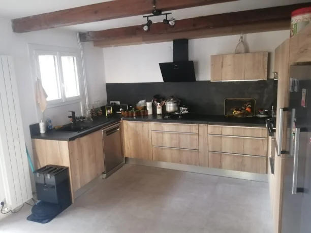 Cuisine sur mesure bois clair et noir fabrication TRIOLA Menuiseries Vénéjan vue intérieure plan de travail
