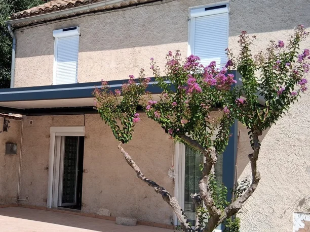 4 volets roulants solaires Profalux Bagnols-sur-Cèze vue extérieure