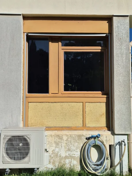Fenêtre blanche aluminium Schüco fabrication TRIOLA Menuiseries volet roulant Presto Profalux Bagnols-sur-Cèze vue extérieure avant