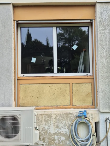 Fenêtre blanche aluminium Schüco fabrication TRIOLA Menuiseries volet roulant Presto Profalux Bagnols-sur-Cèze vue extérieure pendant