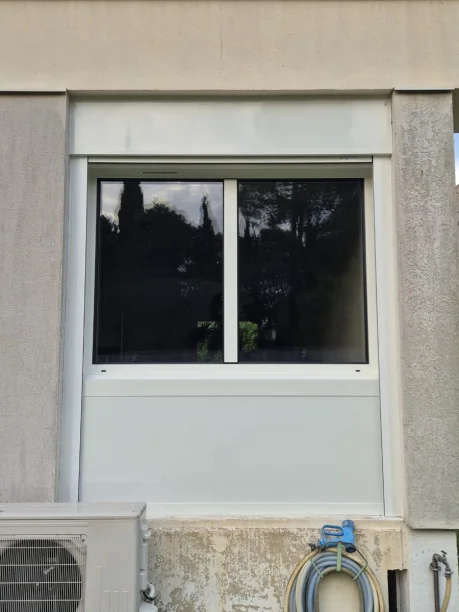 Fenêtre blanche aluminium Schüco fabrication TRIOLA Menuiseries volet roulant Presto Profalux Bagnols-sur-Cèze vue extérieure