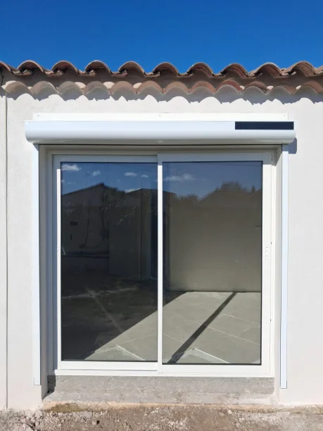 Baie vitrée coulissante aluminium blanc fabriquée par TRIOLA avec volet roulant solaire Laudun-l'Ardoise