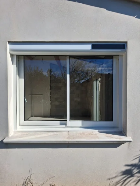 Fenêtre coulissante blanc aluminium fabriquée par TRIOLA avec volet roulant solaire Laudun-l'Ardoise