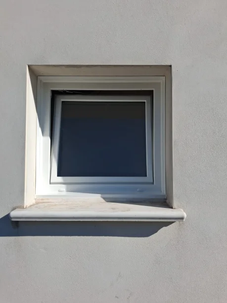 Fenêtre oscillo-battante PVC en iso 100 mm fabriquée par blanc aluminium TRIOLA Laudun-l'Ardoise