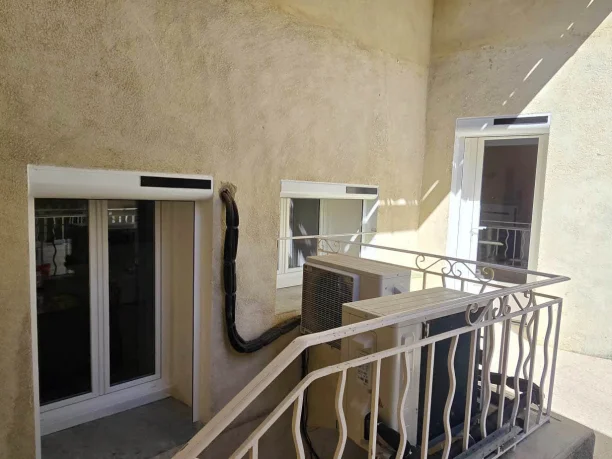 Fenêtres et porte fenêtre blanches PVC Réhau et volets roulants solaires Profalux Saint-Étienne-des-Sorts vue extérieure droite