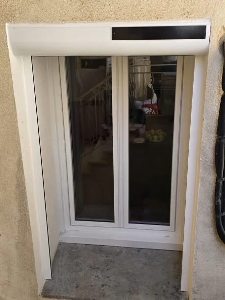 Fenêtre blanche PVC Réhau et volet roulant solaire Profalux Saint-Étienne-des-Sorts vue extérieure