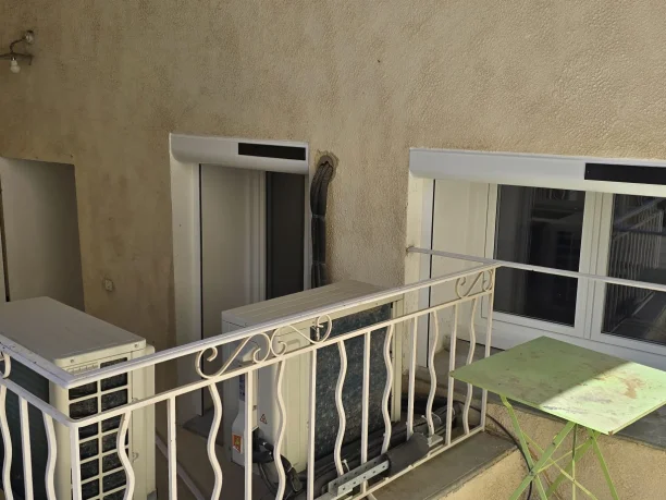 Fenêtres et porte fenêtre blanches PVC Réhau et volets roulants solaires Profalux et volet battant Sidonie Saint-Étienne-des-Sorts