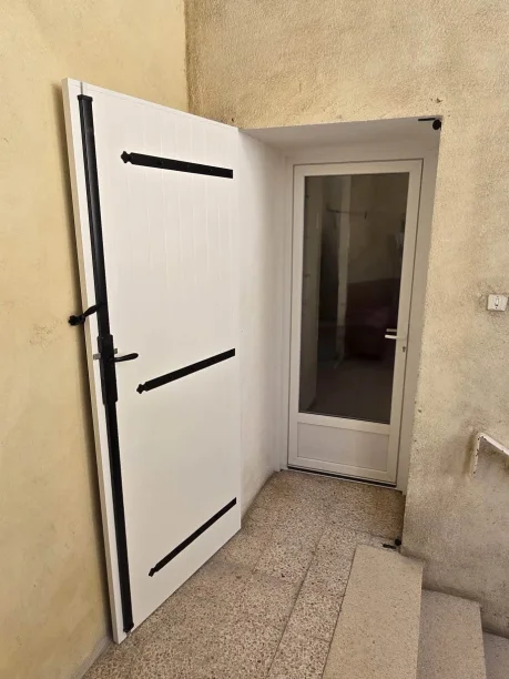Porte fenêtre blanche PVC Réhau et volet battant Sidonie Saint-Étienne-des-Sorts vue extérieure