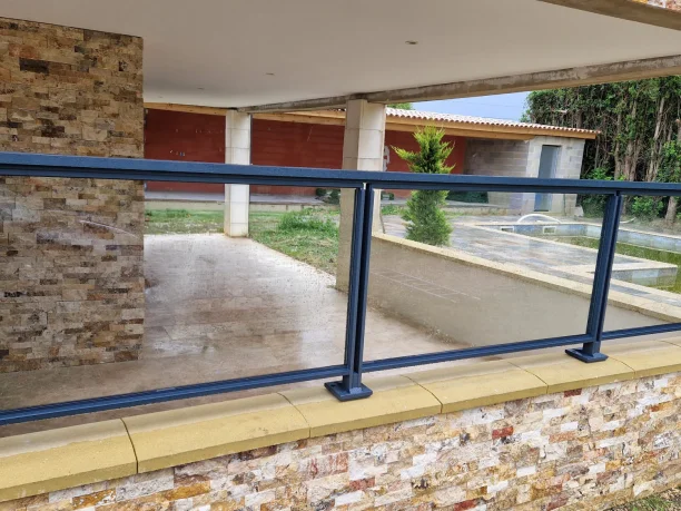 Garde-corps vitré gris anthracite aluminium La Toulousaine Bagnols-sur-Cèze vue extérieure