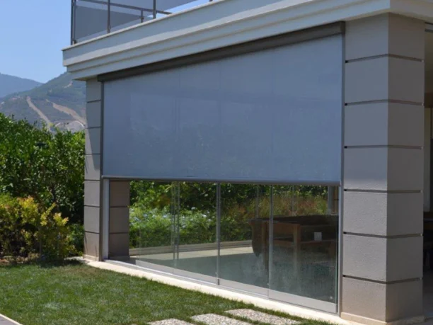 Store extérieur vertical