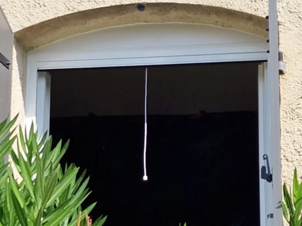 Moustiquaire verticale enroulable