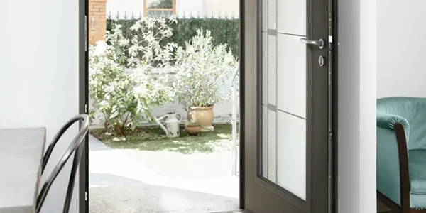 Porte d’entrée acier, sécurisée avec vitrage
