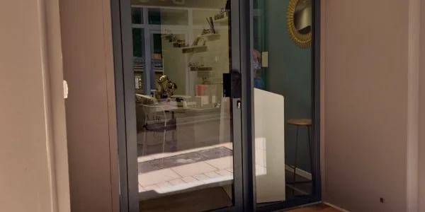 Porte d’entrée aluminium pour magasin